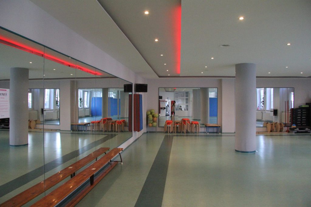 Unser Kursraum mit Matten und farbiger Lichtleiste